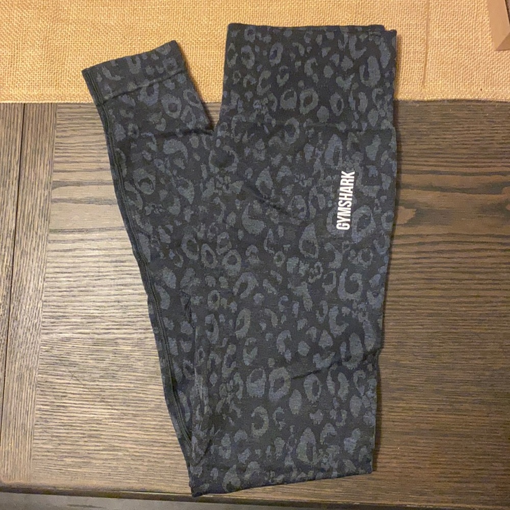 Gym shark leggings